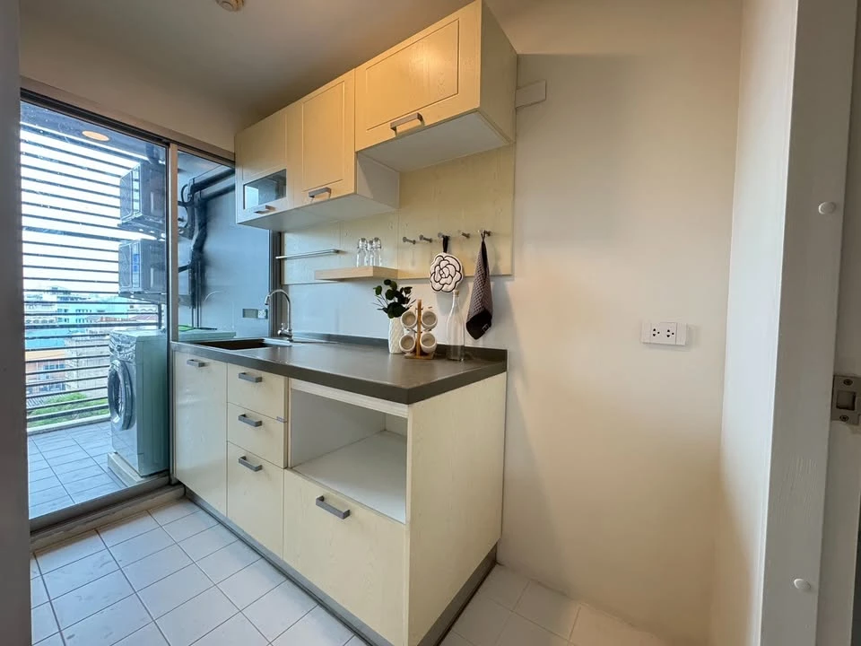 For sale: The Seed Sathorn-Taksin, beautiful open view, well-decorated, inviting, separate kitchen and balcony. Reserve now!