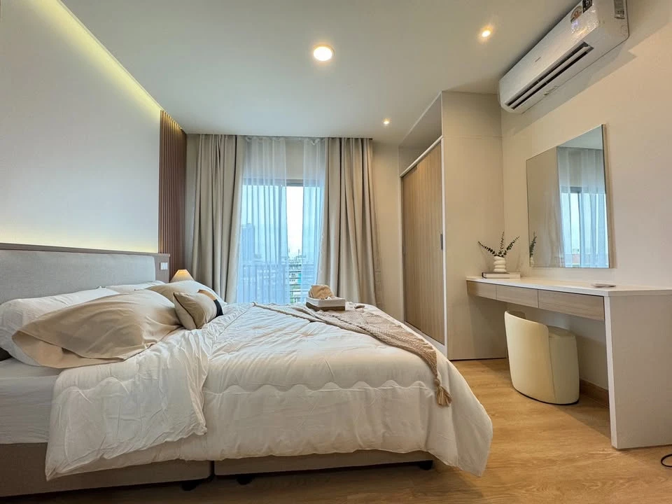 For sale: The Seed Sathorn-Taksin, beautiful open view, well-decorated, inviting, separate kitchen and balcony. Reserve now!