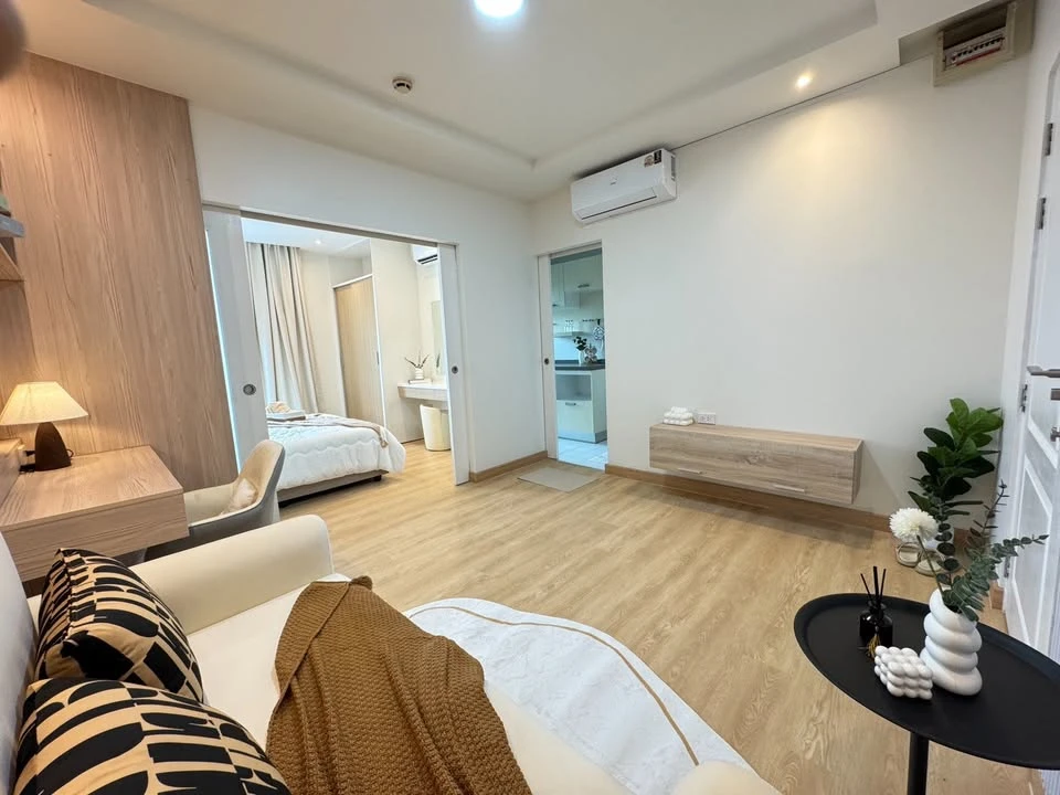 For sale: The Seed Sathorn-Taksin, beautiful open view, well-decorated, inviting, separate kitchen and balcony. Reserve now!