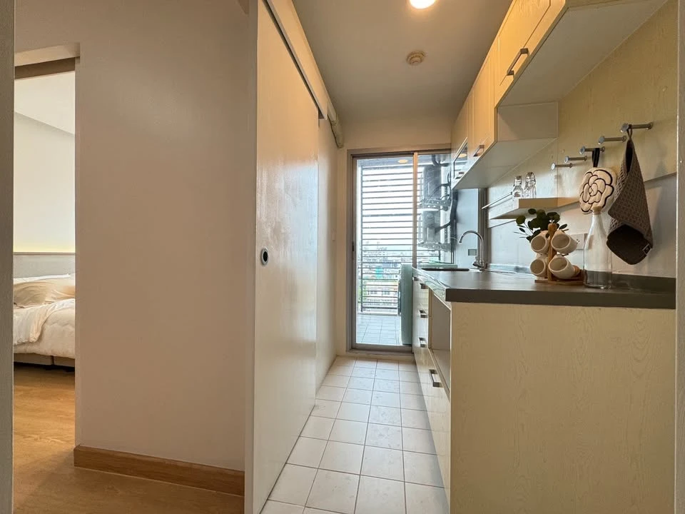 For sale: The Seed Sathorn-Taksin, beautiful open view, well-decorated, inviting, separate kitchen and balcony. Reserve now!