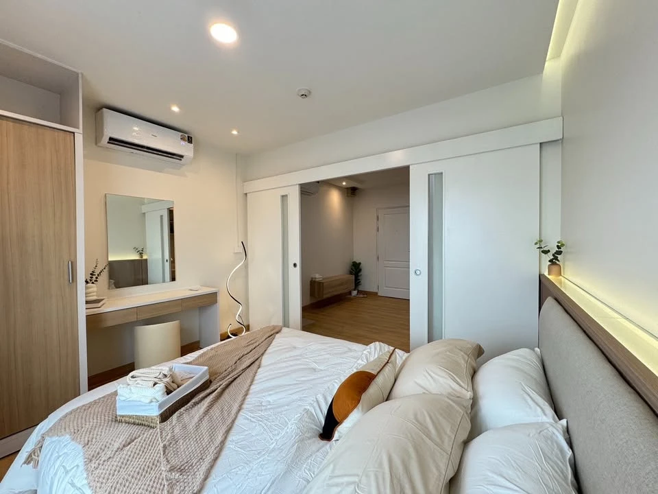 For sale: The Seed Sathorn-Taksin, beautiful open view, well-decorated, inviting, separate kitchen and balcony. Reserve now!