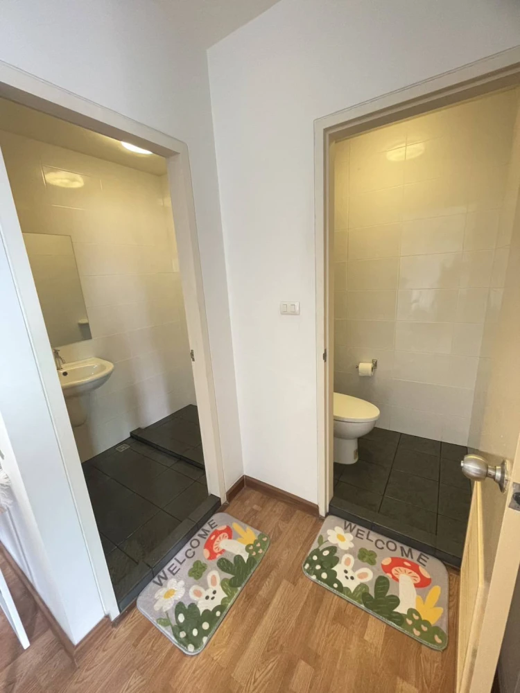 For sale: The Trust Condo Pattaya South (South Pattaya), convenient transportation, room is on the poolside side of the condo, hurry and book!!
