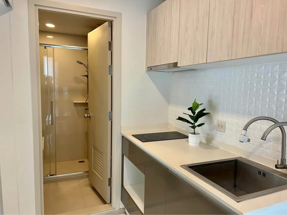 For sale: The Tree Sukhumvit 64, empty room, corner room, very private. Comes with a complete set of Buit-In kitchen sets. Hurry and reserve yours.