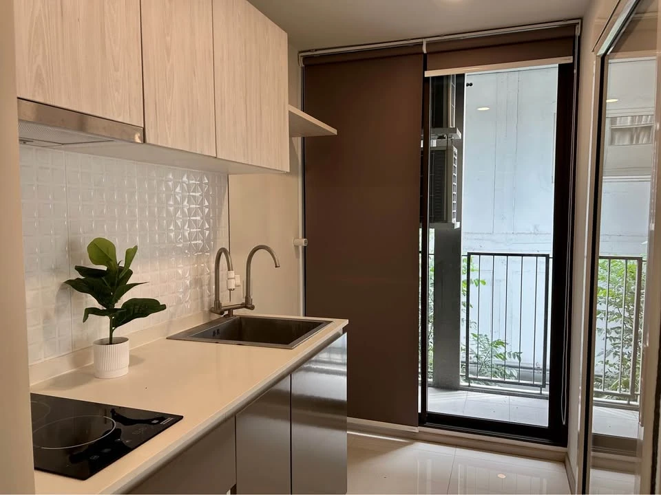 For sale: The Tree Sukhumvit 64, empty room, corner room, very private. Comes with a complete set of Buit-In kitchen sets. Hurry and reserve yours.