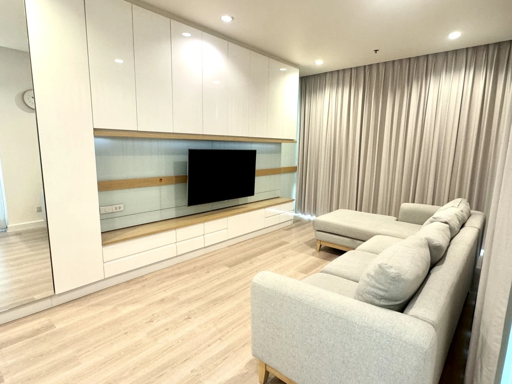 For sale:rent The Breeze Narathiwat, high floor, private corner room, modern decoration, open view, comfortable to the eyes. Don't wait, book now.