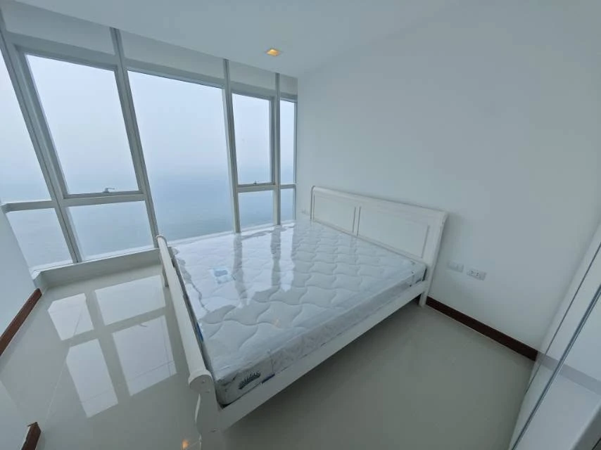 For sale: The Palm Wongamat Beach Pattaya. The room is on a very high floor (41st floor). You can get a full sea view. Very beautiful. Move in now. Do