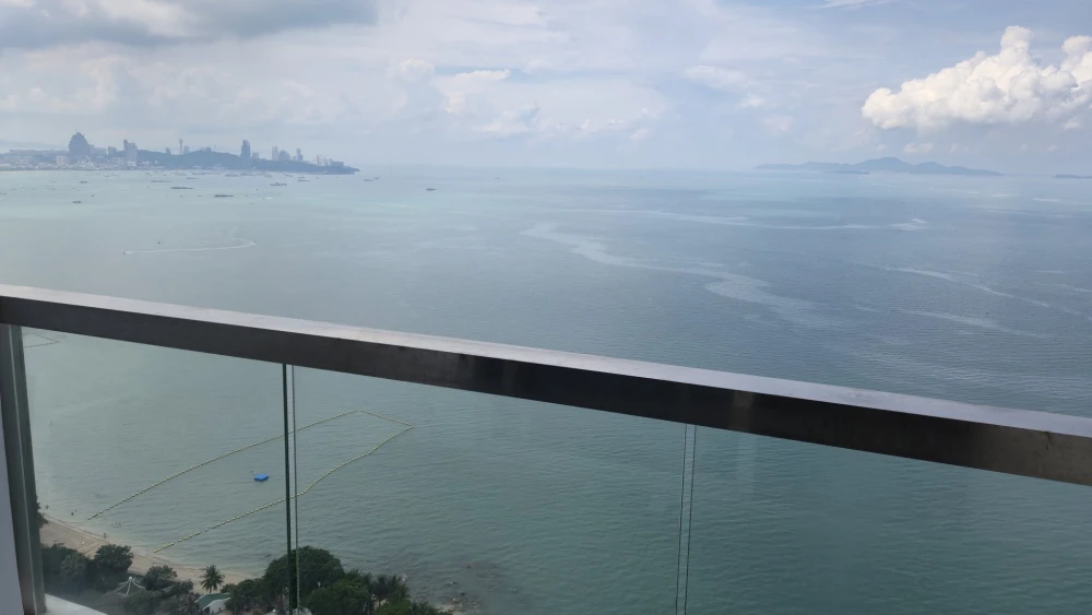 For sale: The Palm Wongamat Beach Pattaya. The room is on a very high floor (41st floor). You can get a full sea view. Very beautiful. Move in now. Do