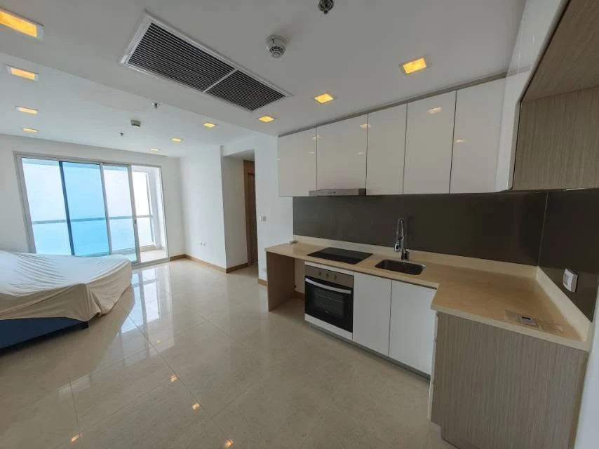 For sale: The Palm Wongamat Beach Pattaya. The room is on a very high floor (41st floor). You can get a full sea view. Very beautiful. Move in now. Do