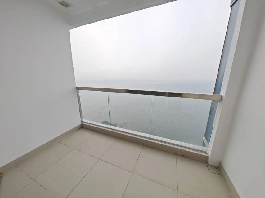 For sale: The Palm Wongamat Beach Pattaya. The room is on a very high floor (41st floor). You can get a full sea view. Very beautiful. Move in now. Do
