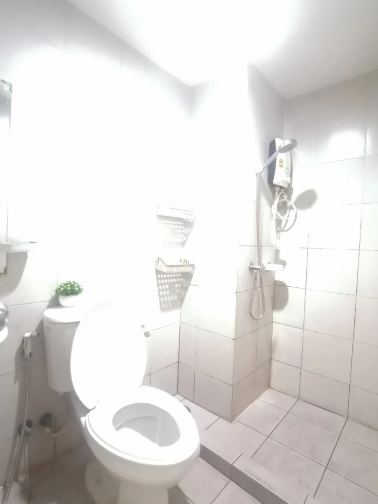 For sale: The Prop Condo Chaengwattana 12, 12 rooms, good condition, good location, not exposed to full sun, beautiful view overlooking the swimming p