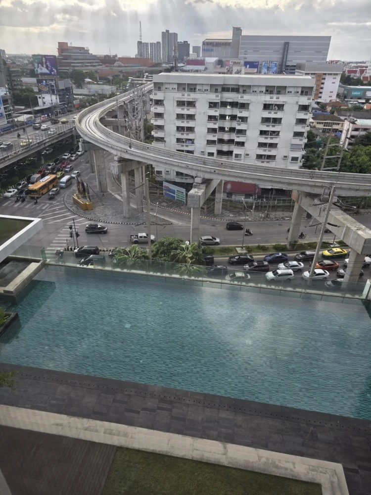 For sale: The Parkland Ngamwongwan-Khaerai. Fully furnished and equipped with appliances, ready to move in.