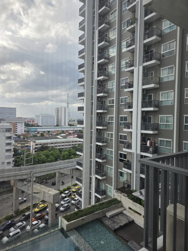 For sale: The Parkland Ngamwongwan-Khaerai. Fully furnished and equipped with appliances, ready to move in.
