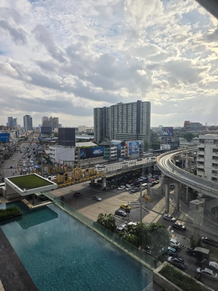 For sale: The Parkland Ngamwongwan-Khaerai. Fully furnished and equipped with appliances, ready to move in.