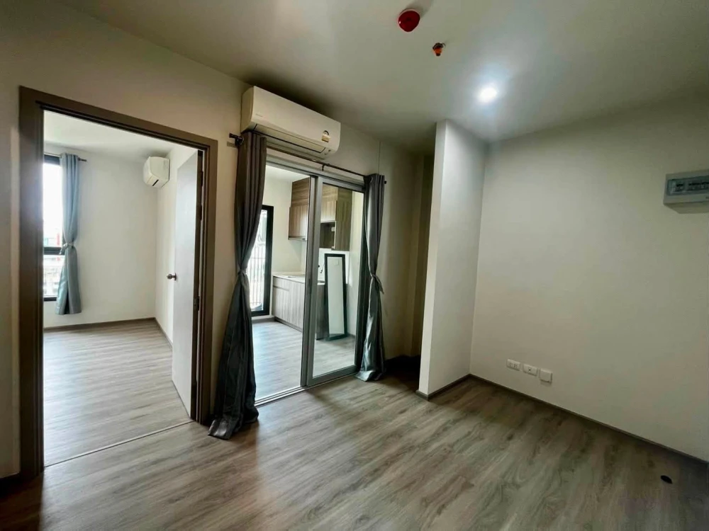 For sale: The Parkland Phetkasem 56, Building A, 8th floor. Clean, unfurnished, bright and airy. A must-have for those who enjoy decorating! images