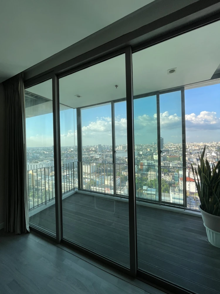 Sell The Room, BTS Wongwian Yai, very spacious balcony, most beautiful view, big sofa, comfortable sitting Hurry up to reserve it.