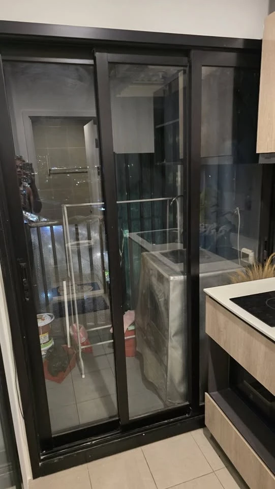 Selling The Base Phetkasem, 12th floor (12A), fully furnished with appliances. Move in now, don't wait!