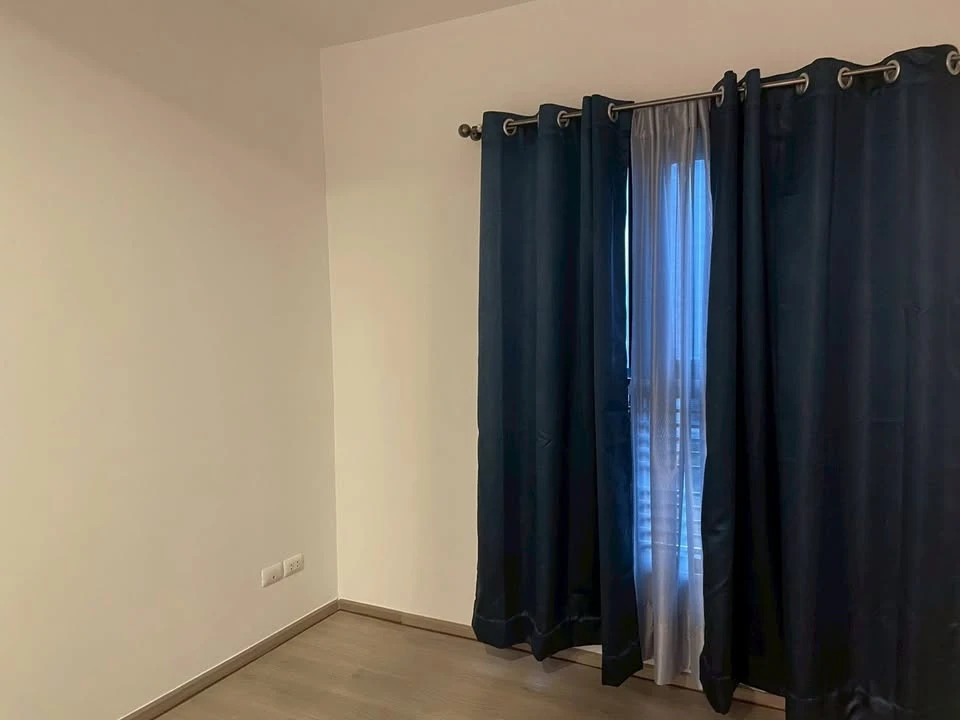For sale: The Base Phetkasem, unfurnished unit, south-facing, comfortable all day without afternoon sun. Perfect for interior decorating enthusiasts.