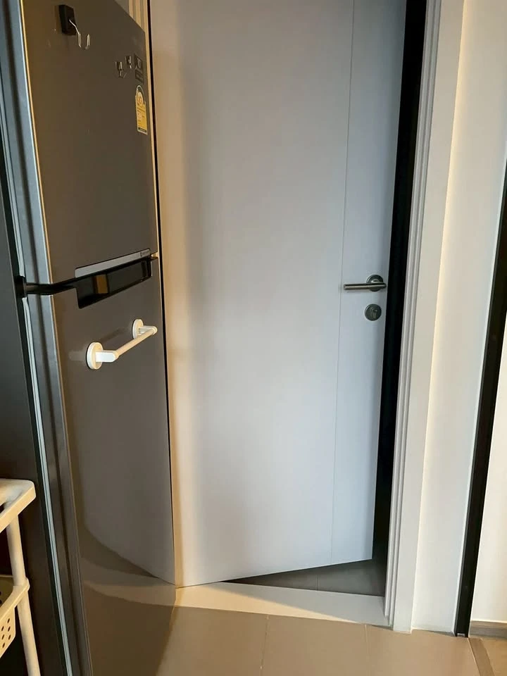 For sale: The Base Phetkasem, unfurnished unit, south-facing, comfortable all day without afternoon sun. Perfect for interior decorating enthusiasts.