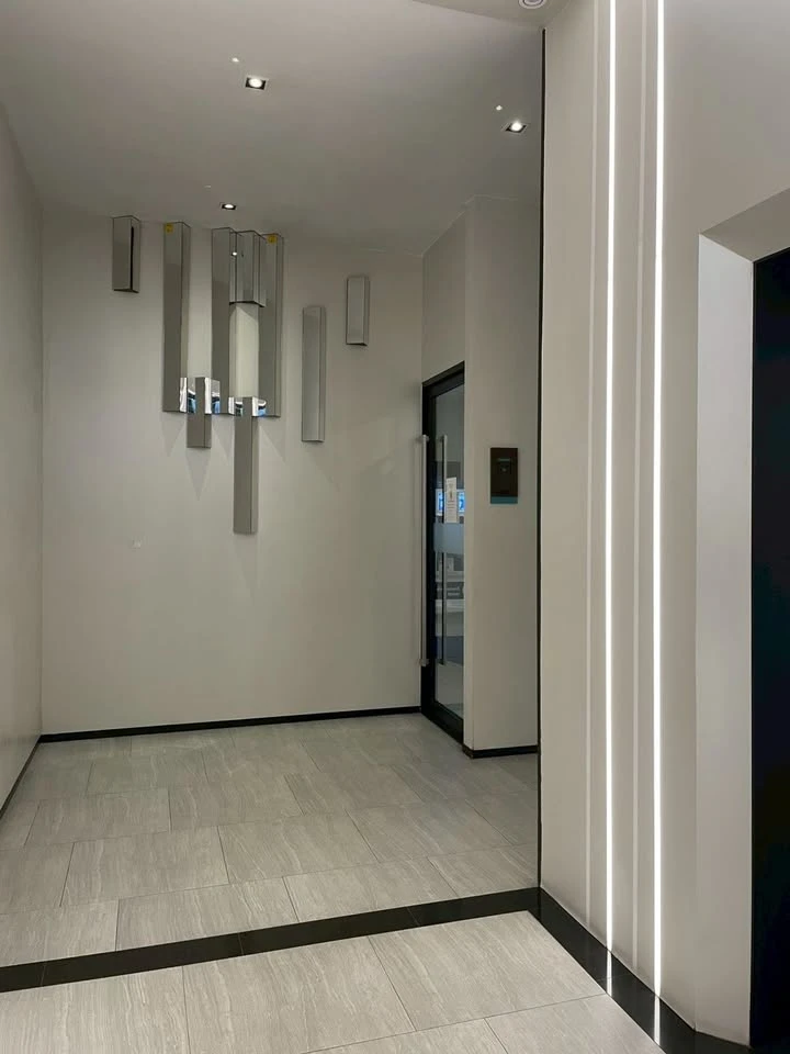 For sale: The Base Phetkasem, unfurnished unit, south-facing, comfortable all day without afternoon sun. Perfect for interior decorating enthusiasts.