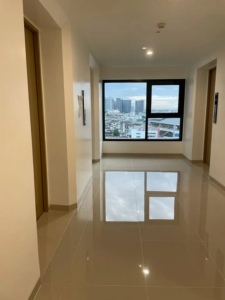 For sale: The Base Phetkasem, unfurnished unit, south-facing, comfortable all day without afternoon sun. Perfect for interior decorating enthusiasts.