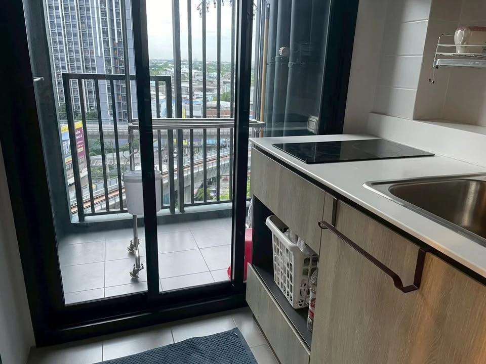 For sale: The Base Phetkasem, unfurnished unit, south-facing, comfortable all day without afternoon sun. Perfect for interior decorating enthusiasts.