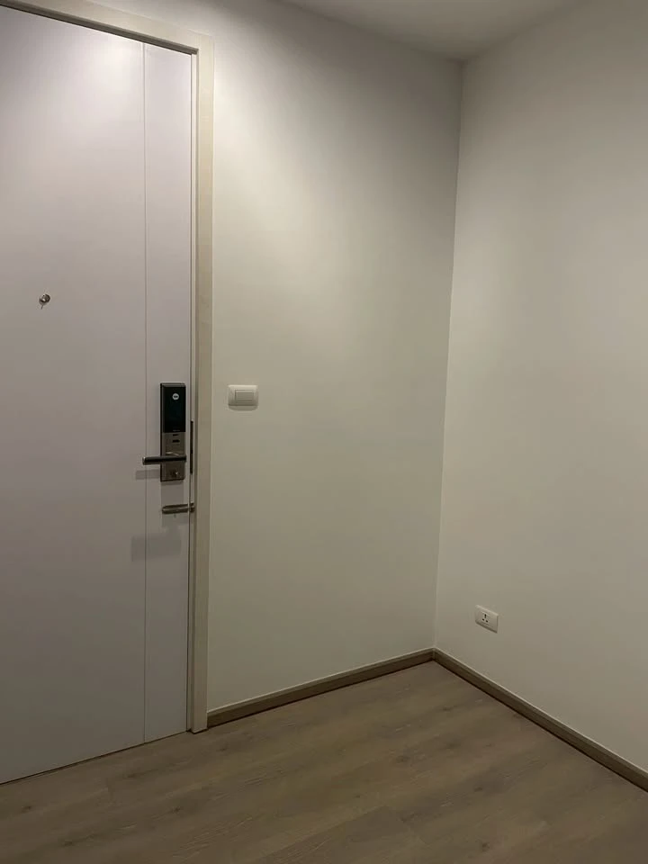 For sale: The Base Phetkasem, unfurnished unit, south-facing, comfortable all day without afternoon sun. Perfect for interior decorating enthusiasts.