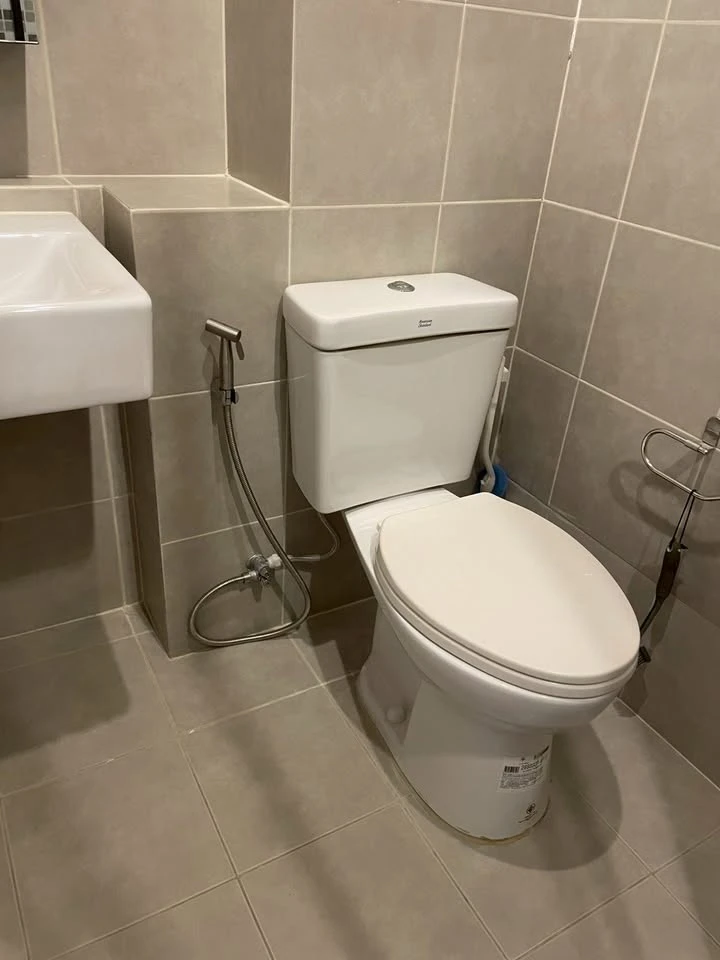 For sale: The Base Phetkasem, unfurnished unit, south-facing, comfortable all day without afternoon sun. Perfect for interior decorating enthusiasts.
