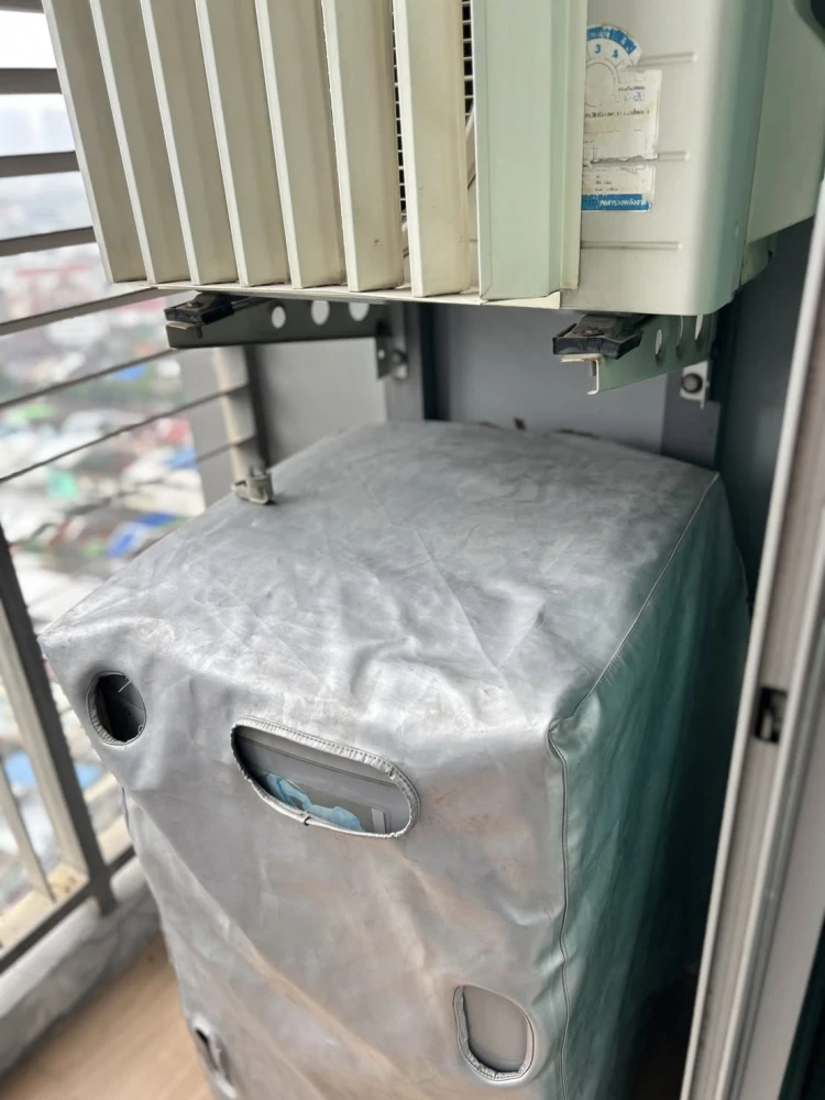 Selling The President Sathorn-Ratchaphruek. Very high floor unit, fully furnished and equipped with all appliances. Reservation required.