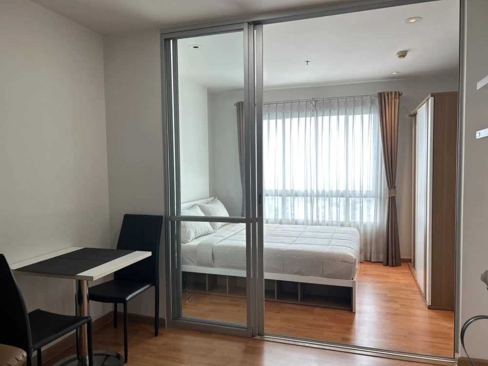 Selling The President Sathorn-Ratchaphruek. Very high floor unit, fully furnished and equipped with all appliances. Reservation required.