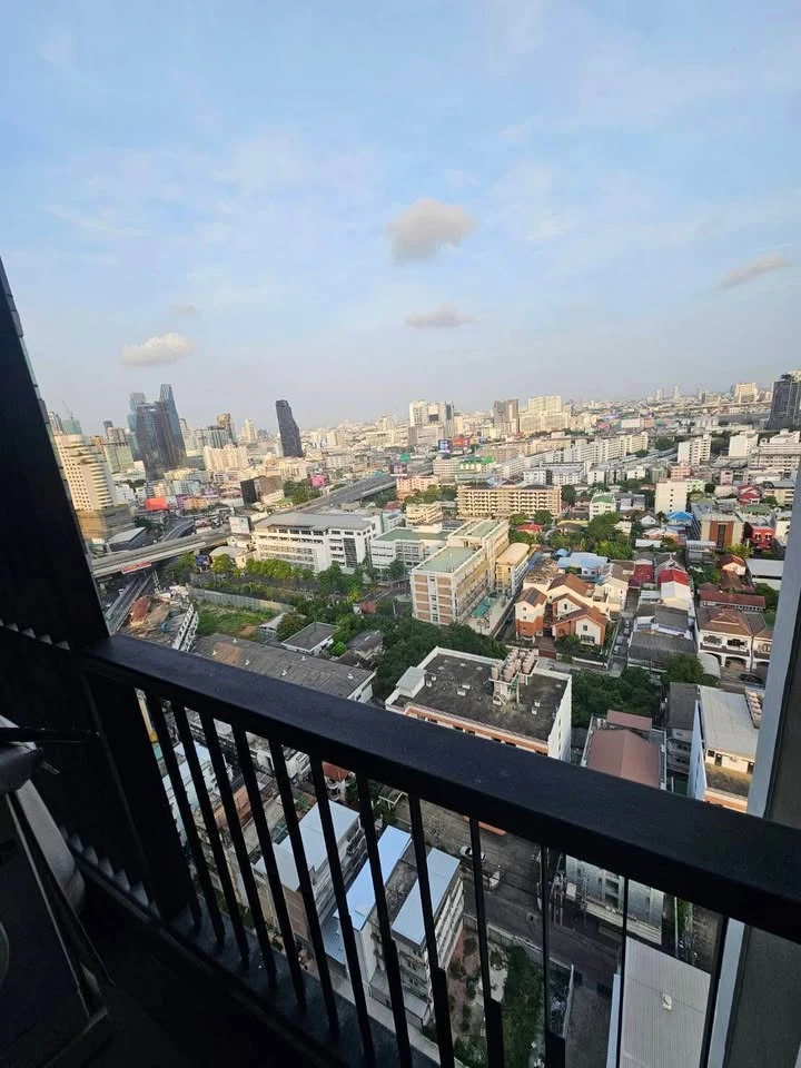 For sale: The Capital Ratchaprarop-Vibha, 22nd floor, highest floor, fully furnished, don't miss it.