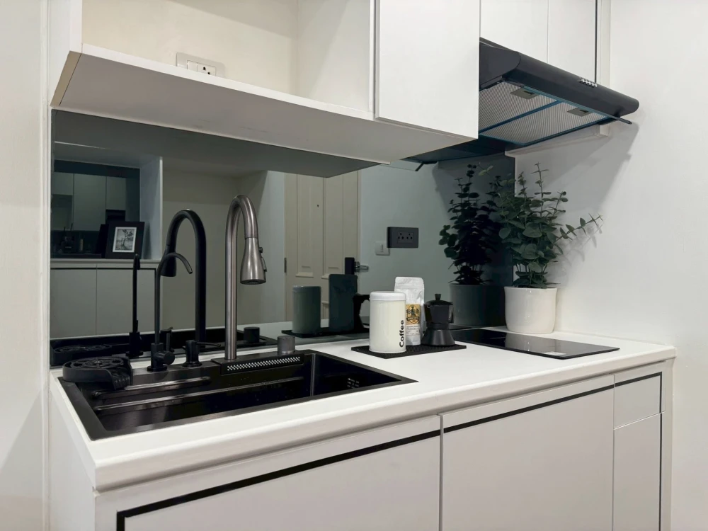 For sale: The Clover Thonglor. Large unit, beautifully decorated in a calming white color scheme. You won't be disappointed if you reserve it.