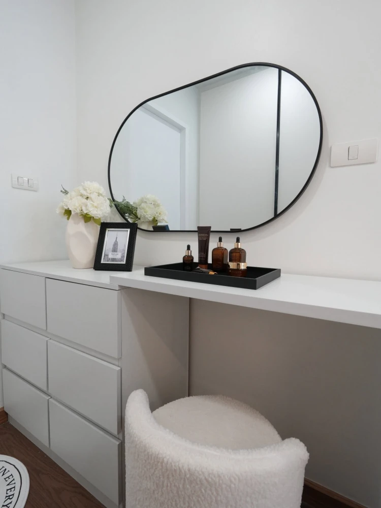 For sale: The Clover Thonglor. Large unit, beautifully decorated in a calming white color scheme. You won't be disappointed if you reserve it.
