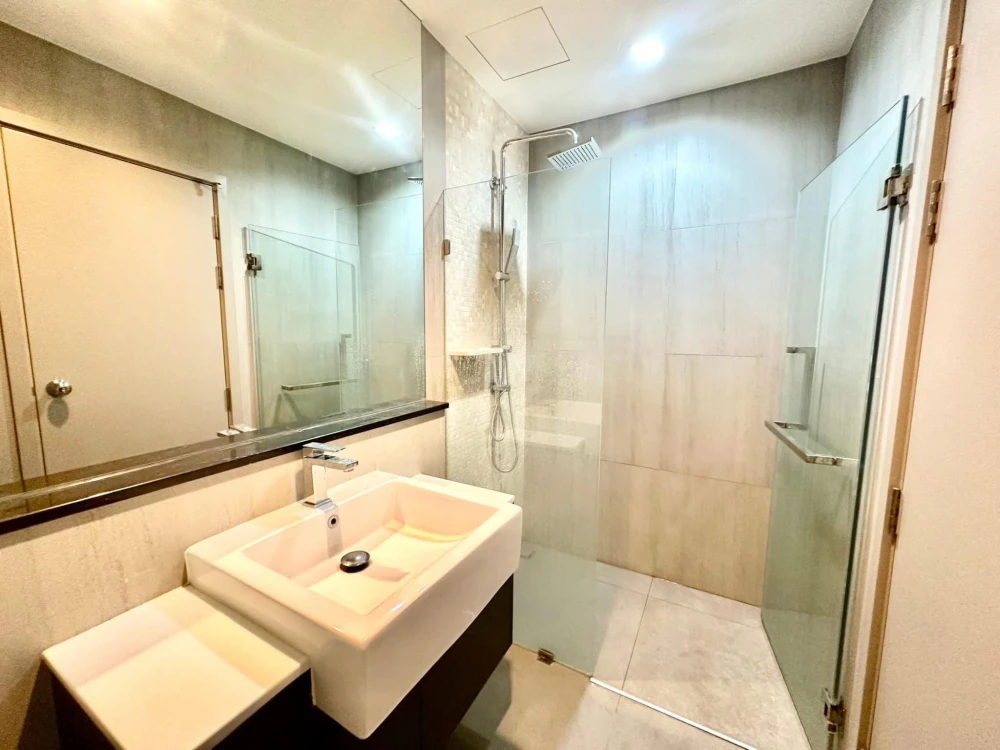 For sale: The Politan Aqua, 40th floor, highest floor, very good wind, great view of the river and skytrain, must be arranged.