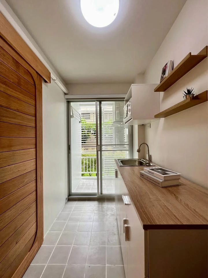 For sale: The Kit Sukhumvit 113, 1st floor, Building A, very shady garden view, beautifully decorated, very livable, just bring your own luggage and y
