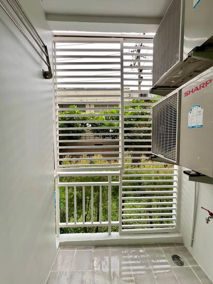 For sale: The Kit Sukhumvit 113, 1st floor, Building A, very shady garden view, beautifully decorated, very livable, just bring your own luggage and y
