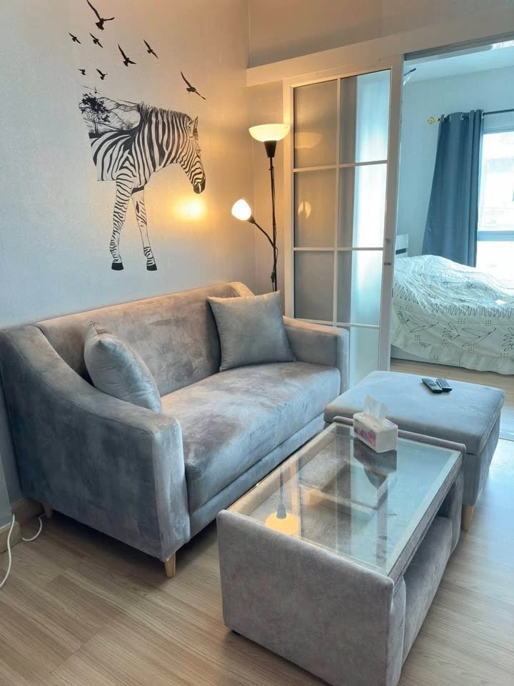 For sale: The Kit Sukhumvit 113, wallpapered throughout the room, simply decorated but looks great, hurry and reserve now!