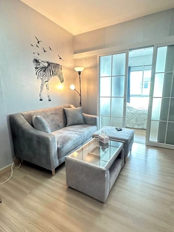 For sale: The Kit Sukhumvit 113, wallpapered throughout the room, simply decorated but looks great, hurry and reserve now!