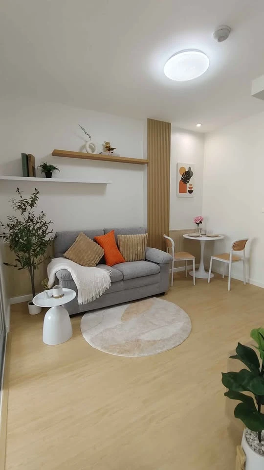 For sale: The Kit Sukhumvit 113. Garden view, spacious balcony, separate kitchen area, fully furnished, very livable.