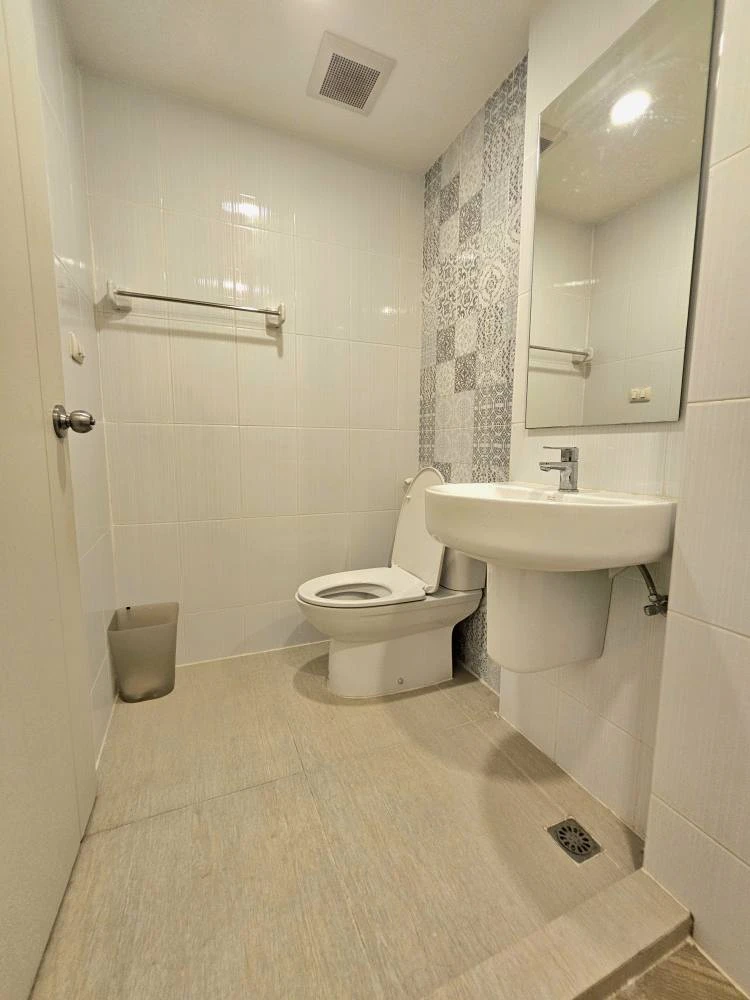 For sale: The Cube Plus Minburi, top floor, corner unit, open space, near fire escape, pool view, room doesn't get hot all day, don't miss out!