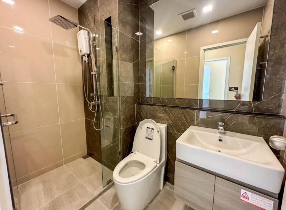 For sale: The Tree Pattanakarn - Ekkamai. Beautifully built-in and fully furnished. Just bring your belongings and move in!