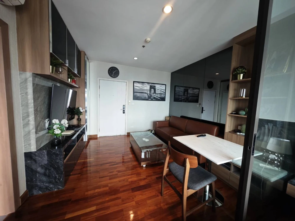 For sale: The Tree Rio Bang Ao Station, 33rd floor room, very high, great breeze, with good quality teak parquet flooring. Must book.