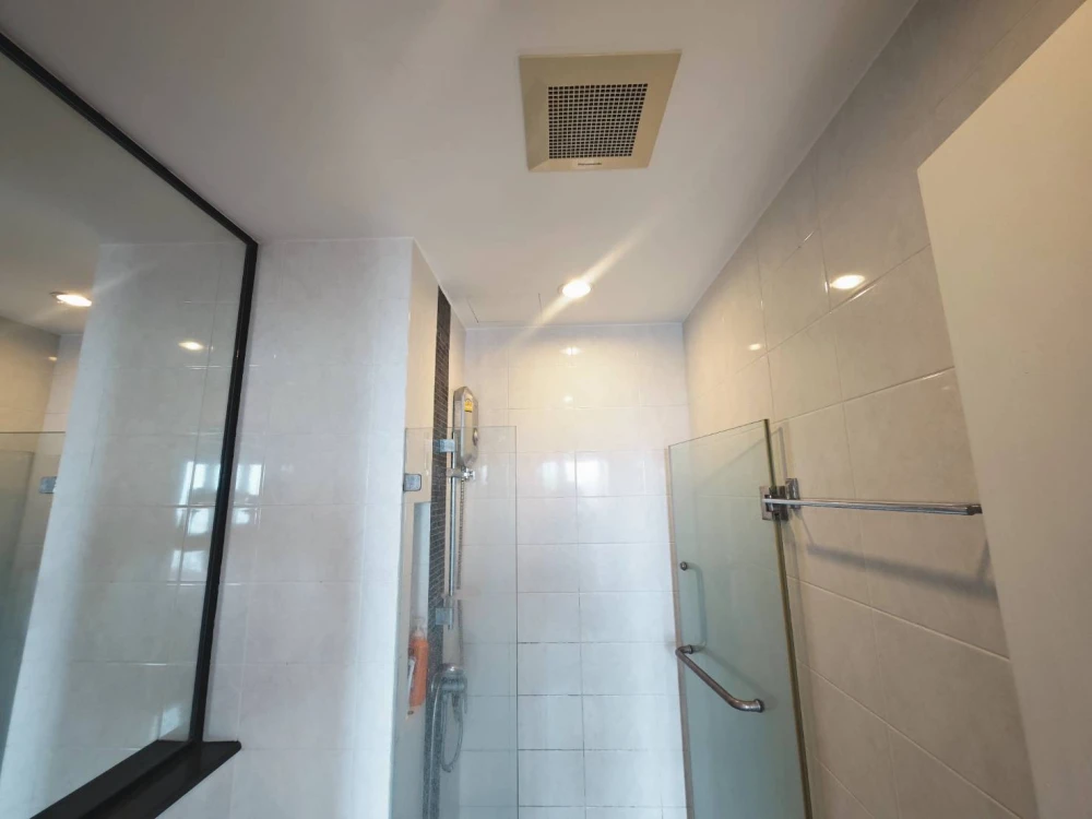 For sale: The Tree Rio Bang Ao Station, 33rd floor room, very high, great breeze, with good quality teak parquet flooring. Must book.