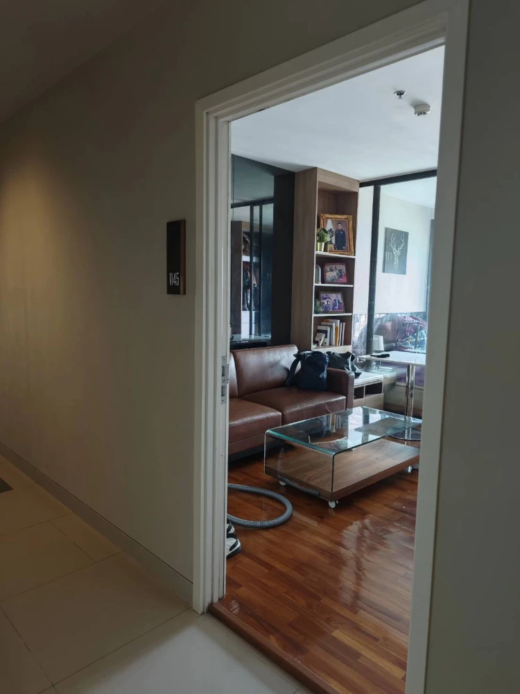 For sale: The Tree Rio Bang Ao Station, 33rd floor room, very high, great breeze, with good quality teak parquet flooring. Must book.