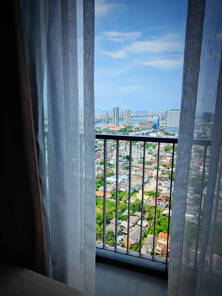 For sale: The Tree Rio Bang Ao Station, 33rd floor room, very high, great breeze, with good quality teak parquet flooring. Must book.