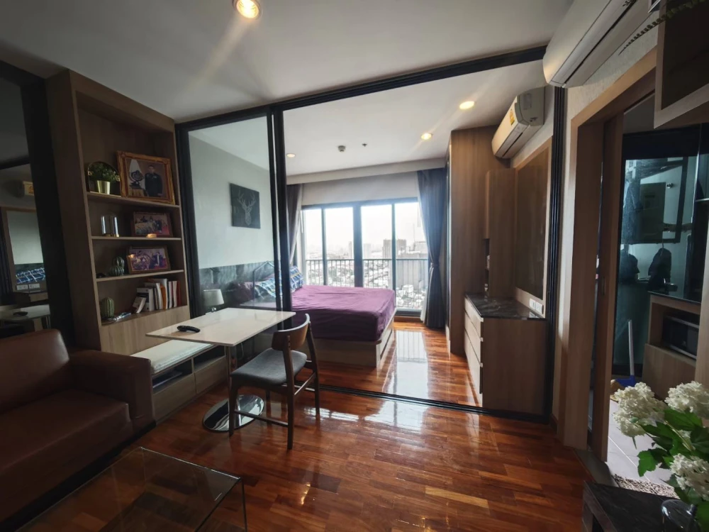 For sale: The Tree Rio Bang Ao Station, 33rd floor room, very high, great breeze, with good quality teak parquet flooring. Must book.
