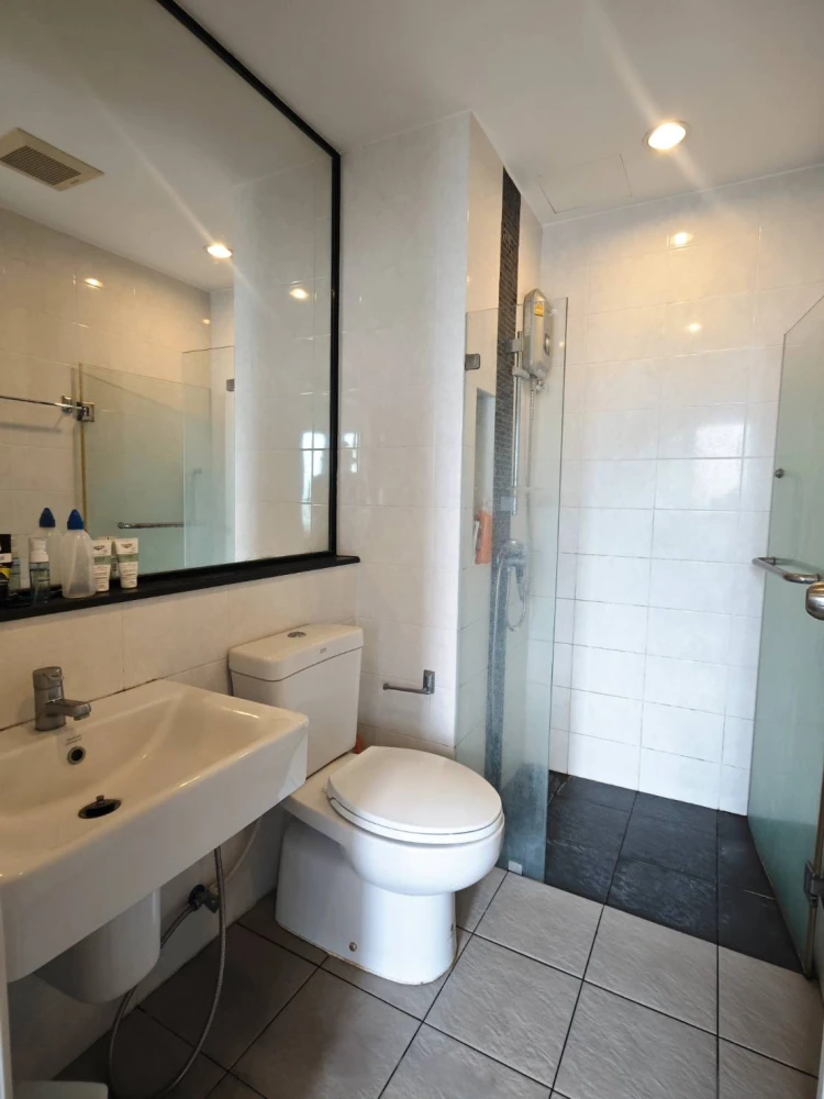 For sale: The Tree Rio Bang Ao Station, 33rd floor room, very high, great breeze, with good quality teak parquet flooring. Must book.