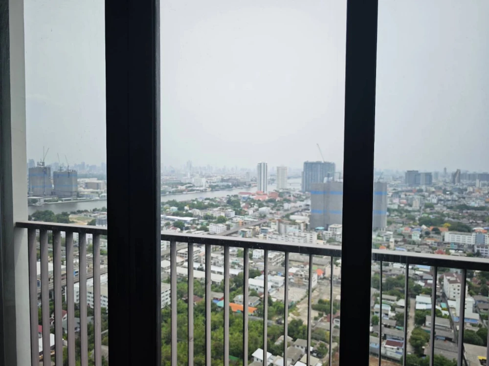 For sale: The Tree Rio Bang Ao Station, 33rd floor room, very high, great breeze, with good quality teak parquet flooring. Must book.