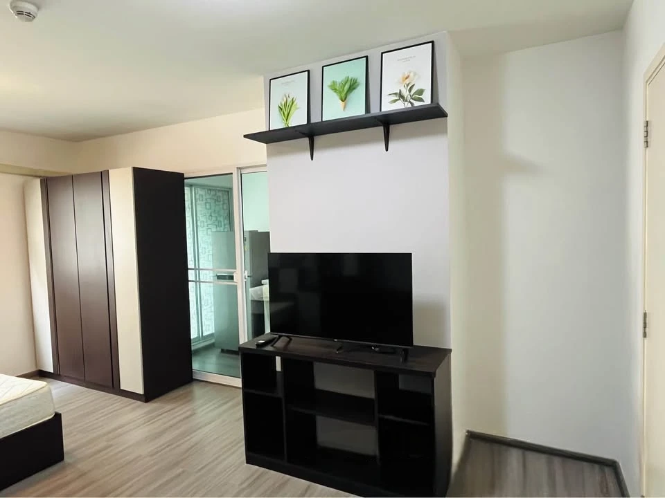 For sale: The Point Condo Rangsit Khlong 6, Building C, garden view, cool north, near the elevator, not far to walk. Ready, don't wait.