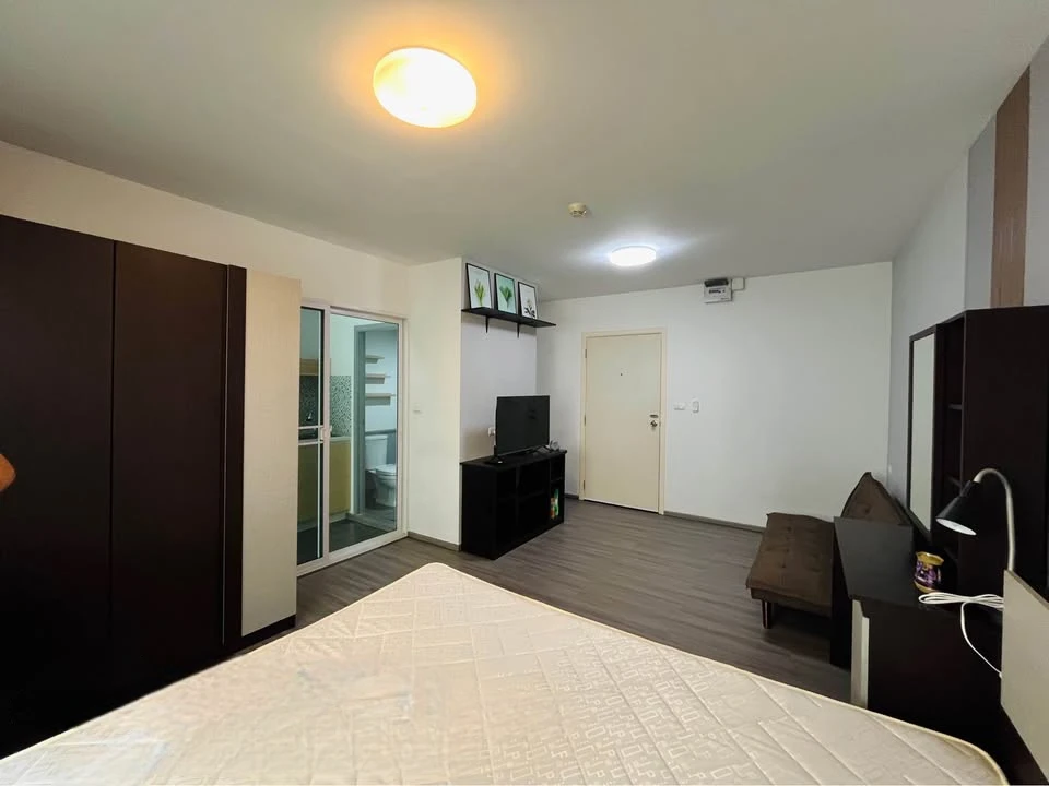 For sale: The Point Condo Rangsit Khlong 6, Building C, garden view, cool north, near the elevator, not far to walk. Ready, don't wait.