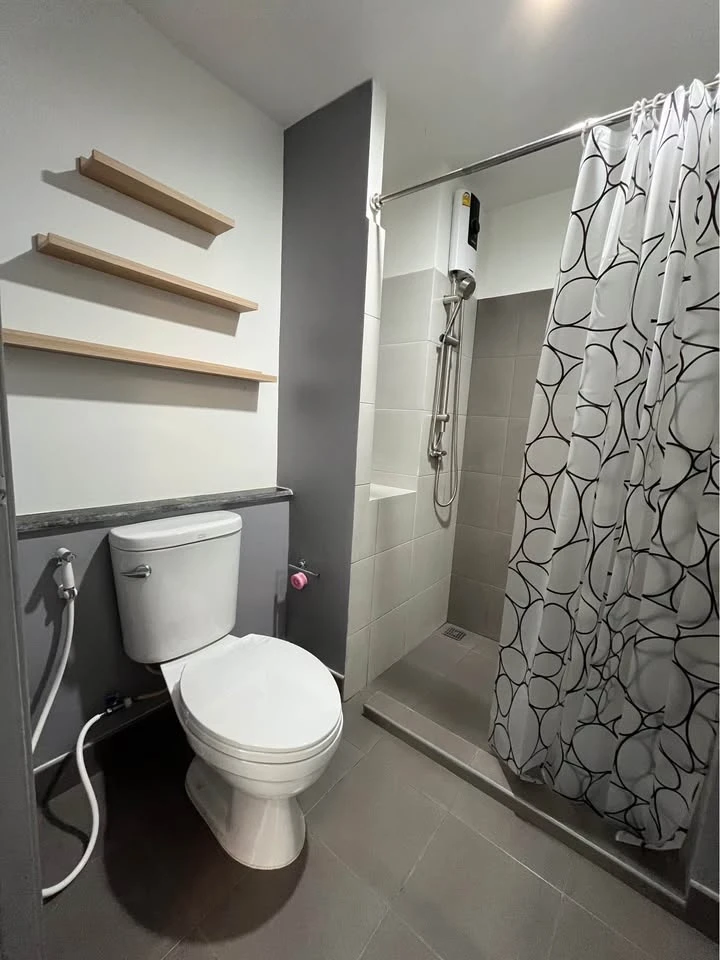 For sale: The Point Condo Rangsit Khlong 6, Building C, garden view, cool north, near the elevator, not far to walk. Ready, don't wait.